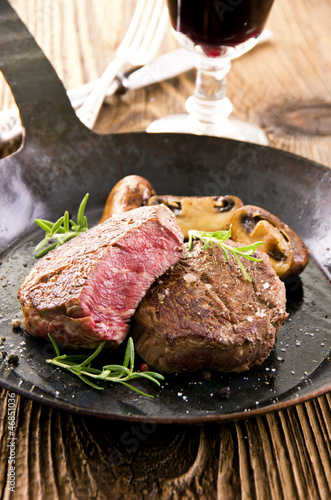 Photo: Rindersteak in der pfanne Rindersteak in der pfanne