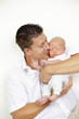 Photo: junger vater mit seinem sohn / baby junger vater mit seinem sohn / baby