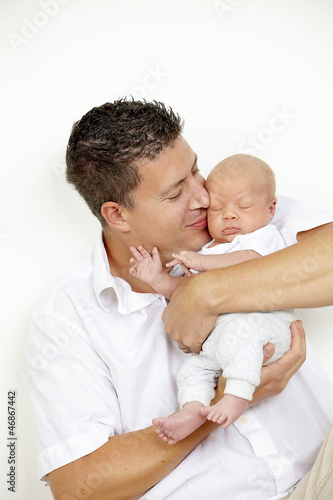 Photo: junger vater mit seinem sohn / baby junger vater mit seinem sohn / baby