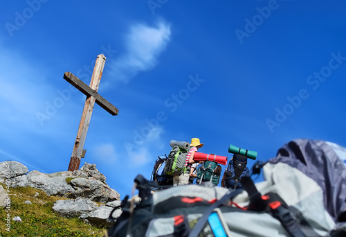 Photo: randonnée en groupe dans les alpes randonnée en groupe dans les alpes