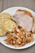 Schweinebraten mit Semmelknödel und Kraut