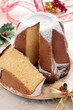 pandoro di natale su piatto dorato