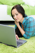 studentin arbeitet am laptop