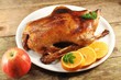 knusprige Ente auf Holztisch