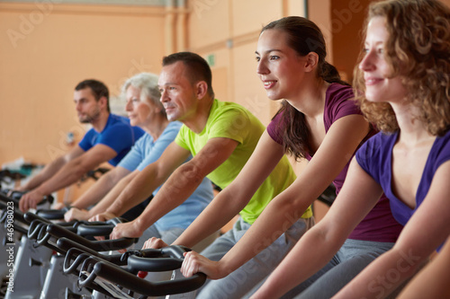 Photo: Gemischte Gruppe beim Spinning Gemischte Gruppe beim Spinning