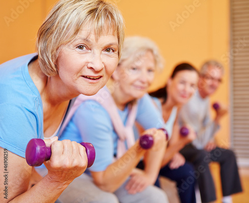 Photo: Seniorin beim Sport im Fitnesscenter Seniorin beim Sport im Fitnesscenter
