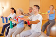 Reha-Sport mit Gymnastikband im Fitnesscenter