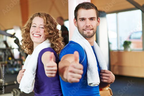 Photo: Daumen hoch im Fitnesscenter Daumen hoch im Fitnesscenter