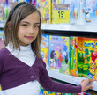 fillette dans le rayon jouets