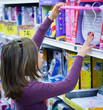 fillette dans le rayon jouets