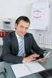 manager arbeitet am touchbook