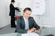 freundlicher manager mit tablet pc