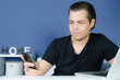junger mann schaut auf sein handy