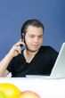 mann führt telefonat am pc