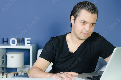 Photo: junger mann recherchiert etwas im internet junger mann recherchiert etwas im internet