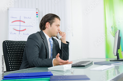 Photo: geschäftsmann diskutiert am telefon geschäftsmann diskutiert am telefon