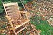 Gartenstuhl und Laubharken