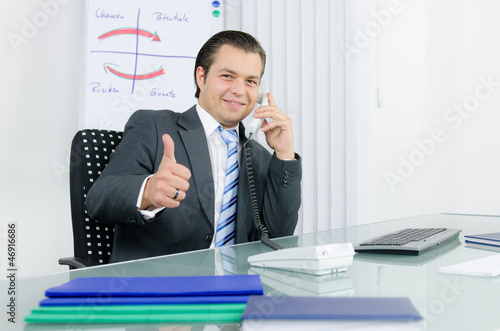 Photo: erfolgreicher manager am telefon erfolgreicher manager am telefon