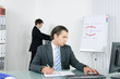 manager recherchiert im internet