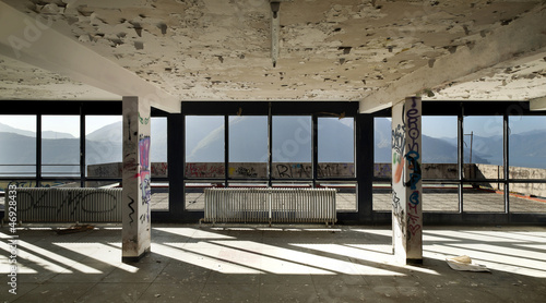 Photo: abandoned building, many windows abandoned building, many windows