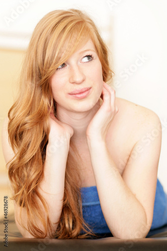 Photo: Hübsche junge Frau auf der Massageliege Hübsche junge Frau auf der Massageliege