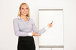 Photo: Blonde Geschäftsfrau am Flipchart Blonde Geschäftsfrau am Flipchart