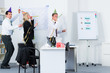 fröhliches miteinander im büro