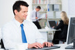 finanzberater arbeitet am pc