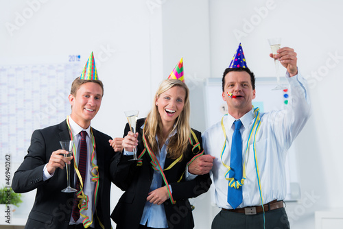 Photo: jubiläumsfeier im büro jubiläumsfeier im büro