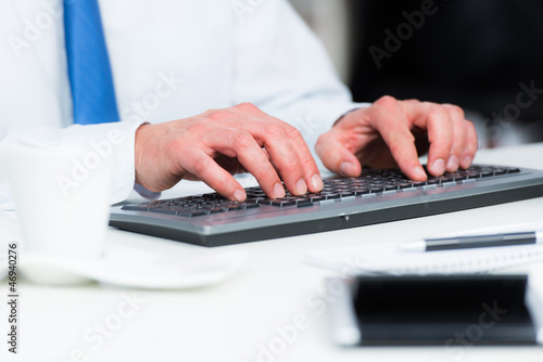 Photo: am computer schreiben am computer schreiben