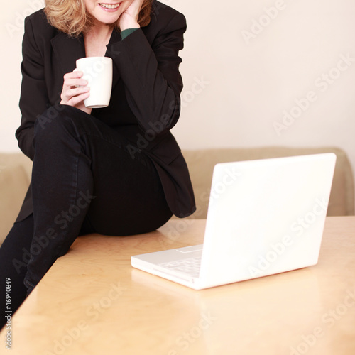 Photo: Schöne Dame arbeitet am Laptop Schöne Dame arbeitet am Laptop