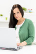 frau arbeitet am notebook