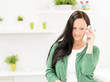 studentin zuhause am telefon