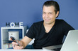 Photo: junger mann spielt mit seinem smartphone junger mann spielt mit seinem smartphone