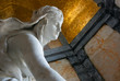 Detail Frauenskulptur auf Grabmal