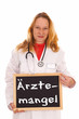 Ärztin mit Schild - Ärztemangel