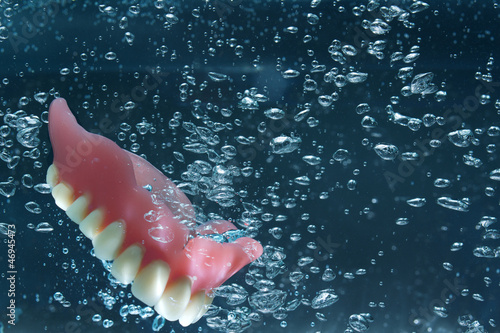 Photo: Zahnprothese beim Reinigen im Wasser Zahnprothese beim Reinigen im Wasser