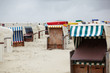 geschlossene Strandkörbe am Strand