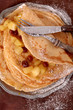 Pfannkuchen mit Apfelkompott in der Draufsicht