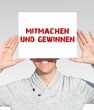 Mann Schild - mitmachen gewinnen