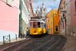 Tramway dans le quartier de l'Alfama, Lisbonne, Portugal