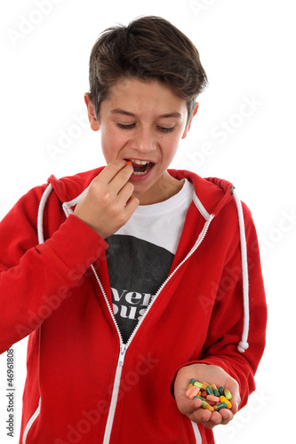 Photo: Junge mit Pillen Junge mit Pillen
