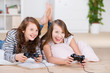 zwei mädchen spielen ein videospiel