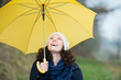 lachende frau mit regenschirm