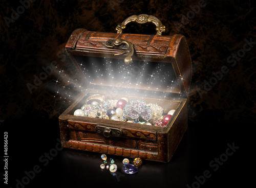 Photo: antique chest of pirate treasure antique chest of pirate treasure