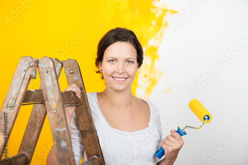 Photo: lächelnde frau renoviert die wohnung lächelnde frau renoviert die wohnung