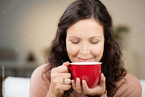 Photo: frau trinkt tee am abend frau trinkt tee am abend