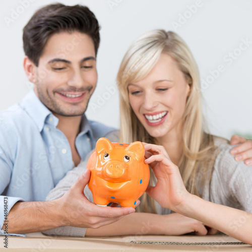 Photo: paar mit sparschwein paar mit sparschwein