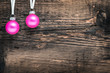 Kugeln (Pink) vor Holz