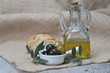Foto: Aceite de oliva y aceitunas con pan para una dieta sana Aceite de oliva y aceitunas con pan para una dieta sana
